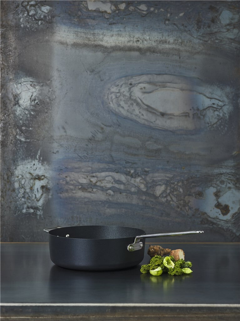 Gerecht wordt bereid in de TechnIQ Giant sauteerpan 30 cm