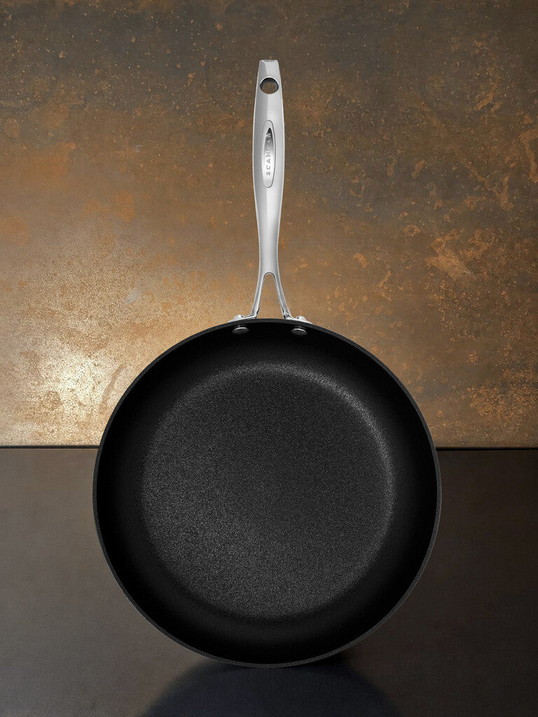 HaptIQ koekenpan 28 cm – hangend in een keukenomgeving