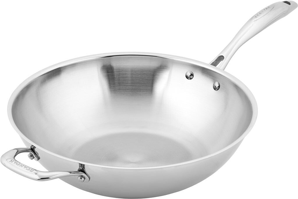 STS wok 32 cm i rustfrit stål set skråt forfra på hvid baggrund