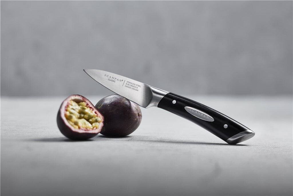 SCANPAN Classic urtekniv 9 cm i brug ved tilberedning