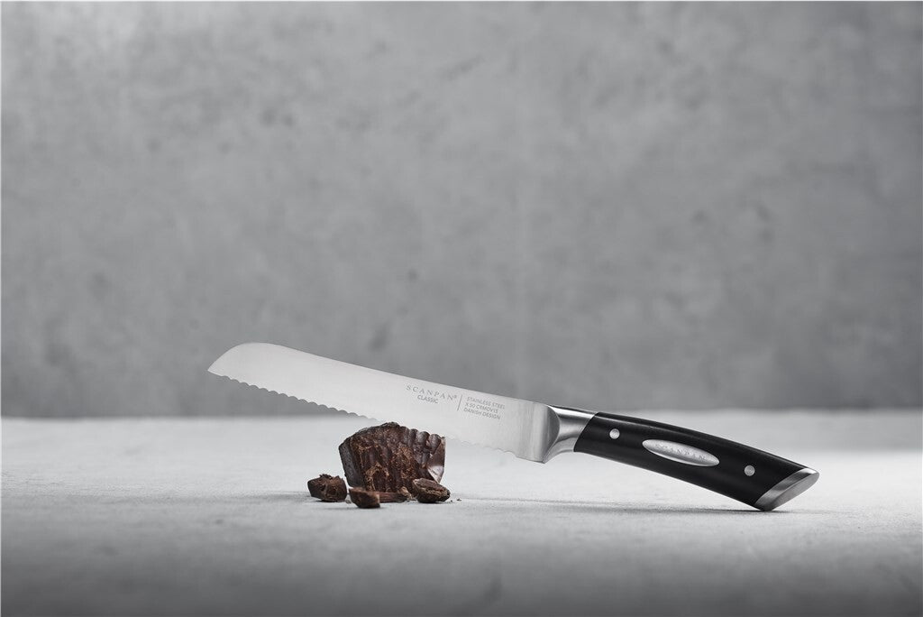 SCANPAN Classic brødkniv ved udskæring af brød