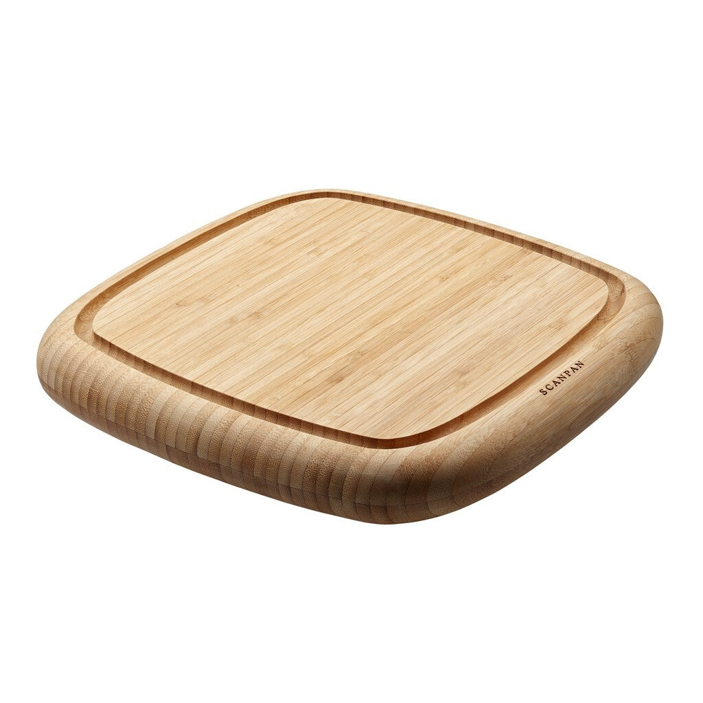 Kvadratisk SCANPAN skærebræt i bambus 30 x 30 x 4 cm set skråt forfra