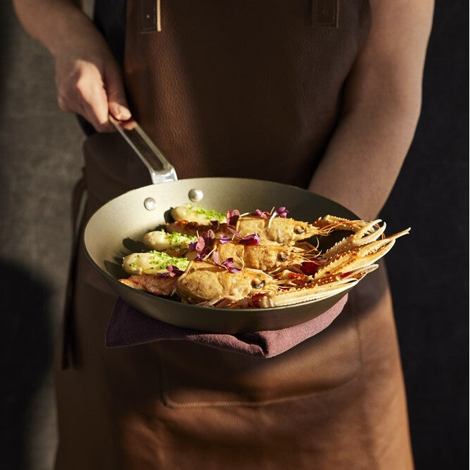 Einbrennen einer SCANPAN Black Iron Bratpfanne mit Öl