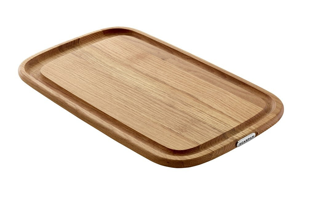 SCANPAN Maitre D' skærebræt 30 x 49,5 cm i egetræ set skråt forfra