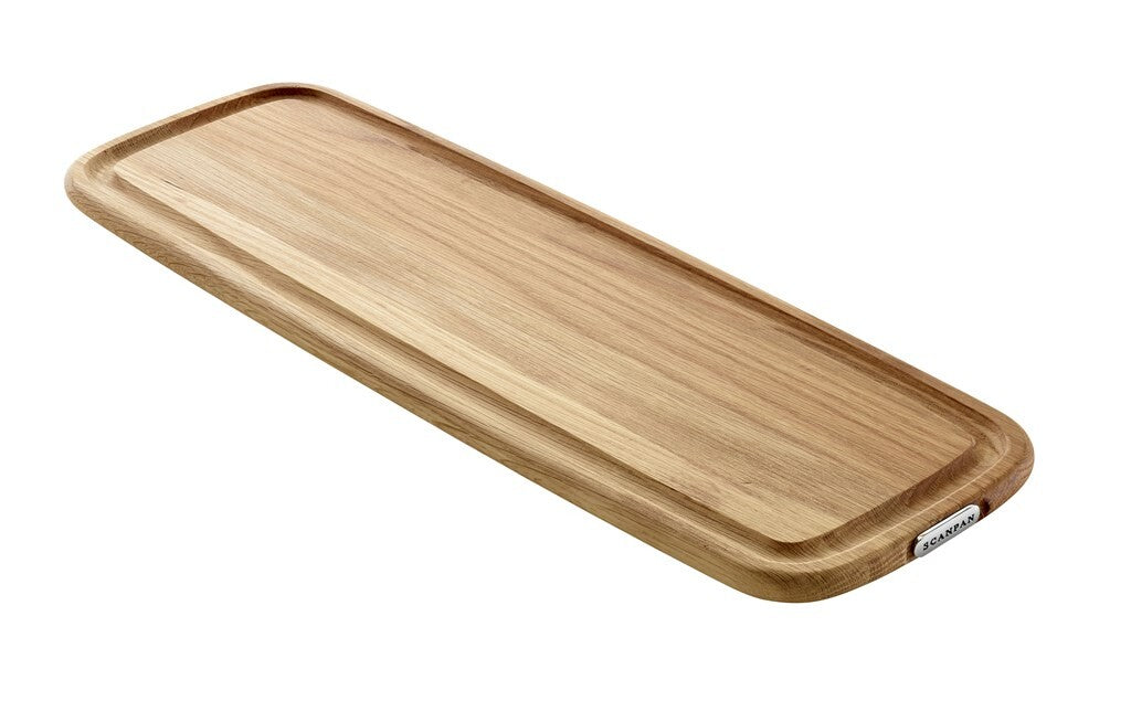 SCANPAN Maitre D' skærebræt 20 x 58,5 cm i egetræ set skråt forfra