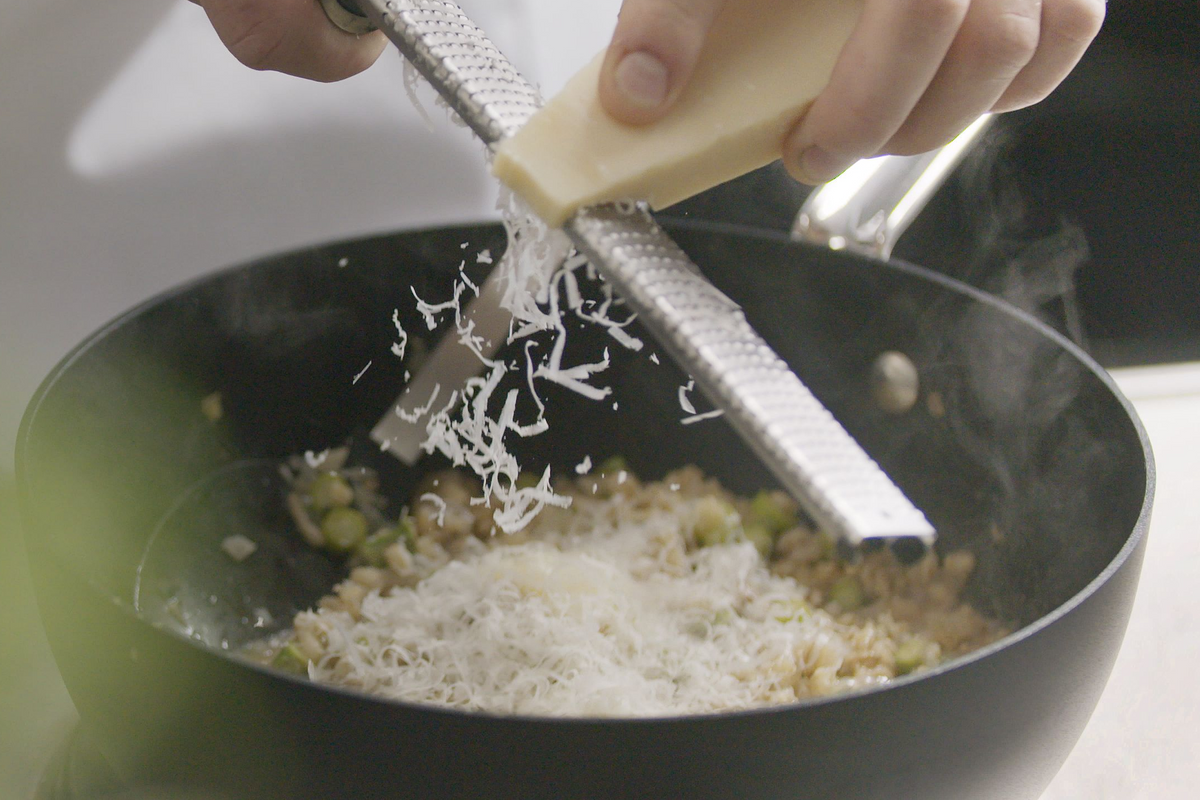 SCANPAN TechnIQ-kogegrej i brug på et restaurantkomfur