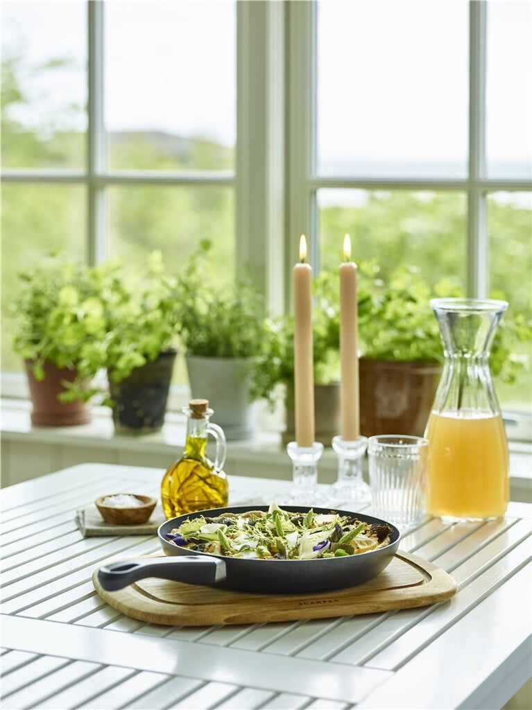 SCANPAN Classic Bratpfanne mit Gemüsegericht auf einem hellen Tisch