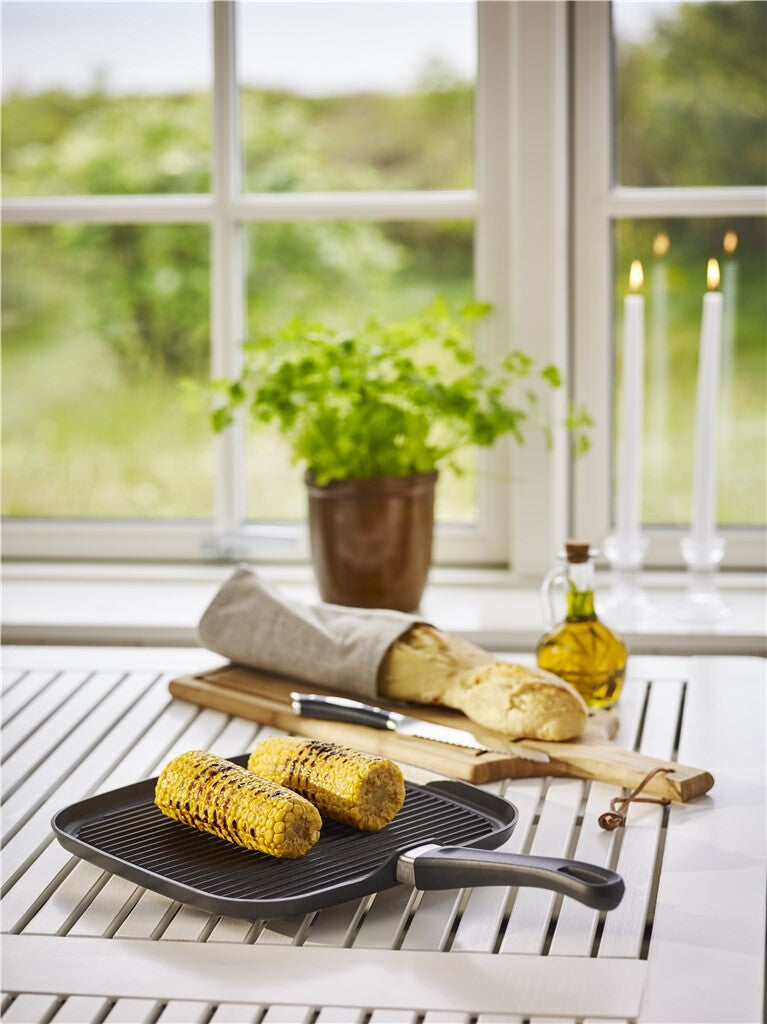 SCANPAN Classic grillpan met hoge rand en gegrilde maïskolven in een lichte keuken