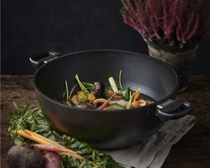 SCANPAN Classic suppe- og stegegryde med grøntsagsret på mørk baggrund