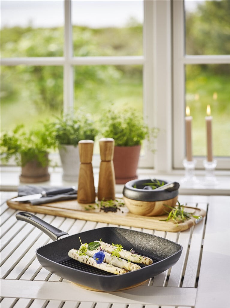 Asperges worden gegrild in de Classic Induction grillpan 27 × 27 cm in jubileumeditie