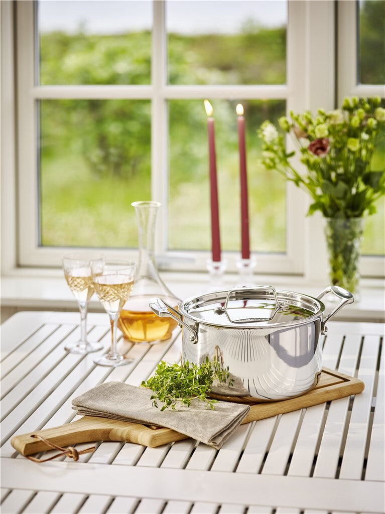 Fusion 5 dutch oven 20 cm – with soup and lid in a bright kitchen setting