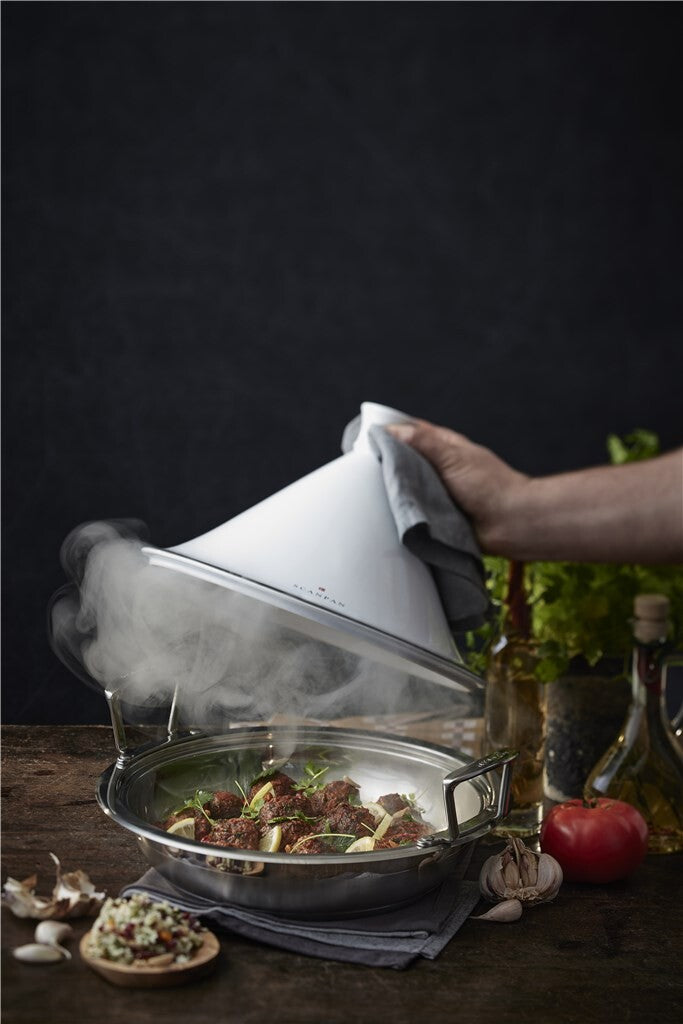 Impact tagine 28 cm – med løftet låg under servering