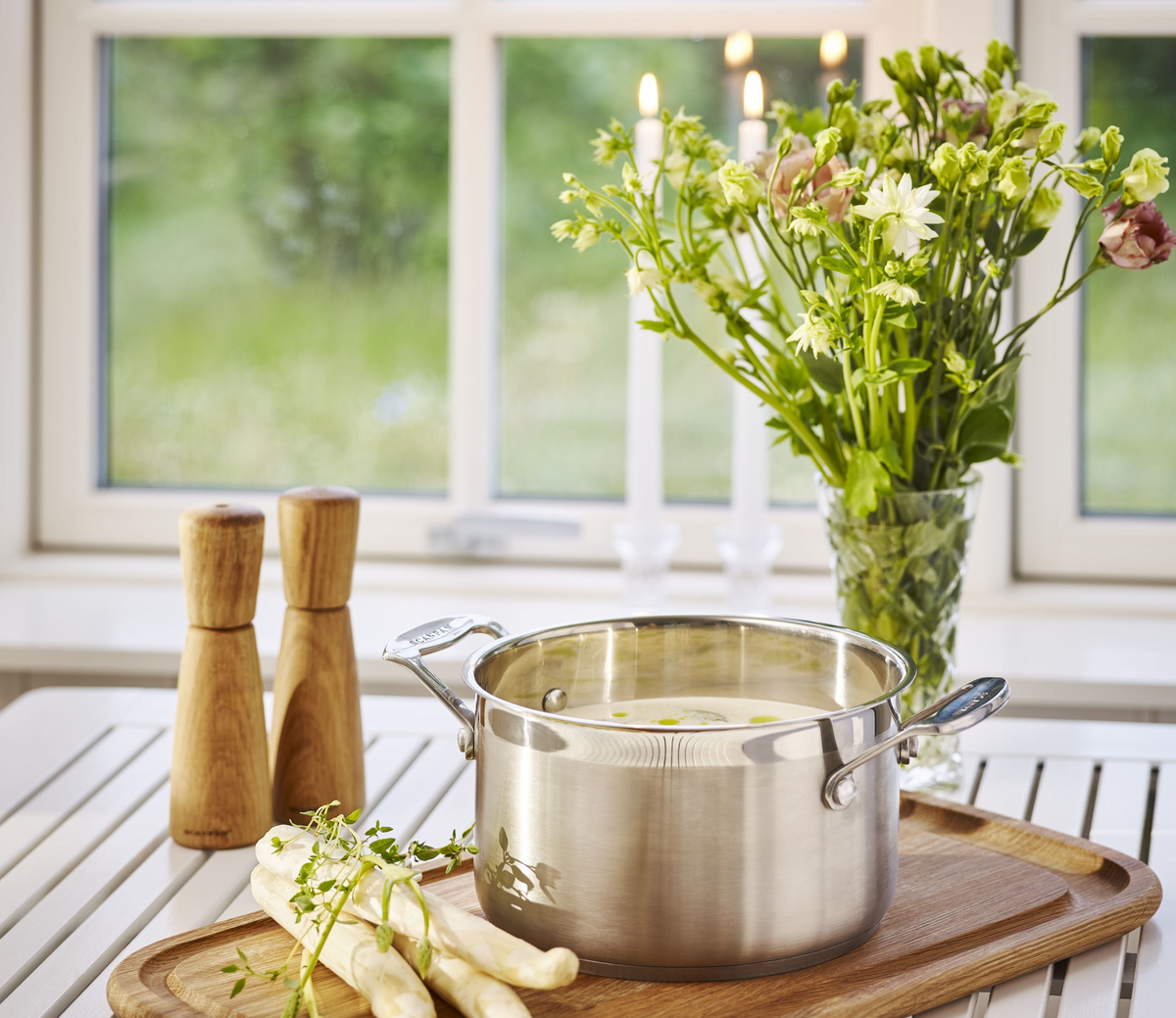 Aspargessuppe i en gryde fra SCANPAN Impact-serien