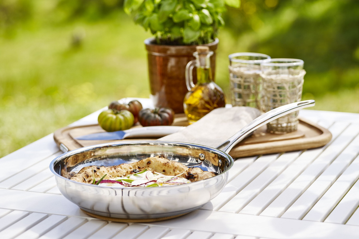 Pizza tilberedt i en SCANPAN Impact-pande