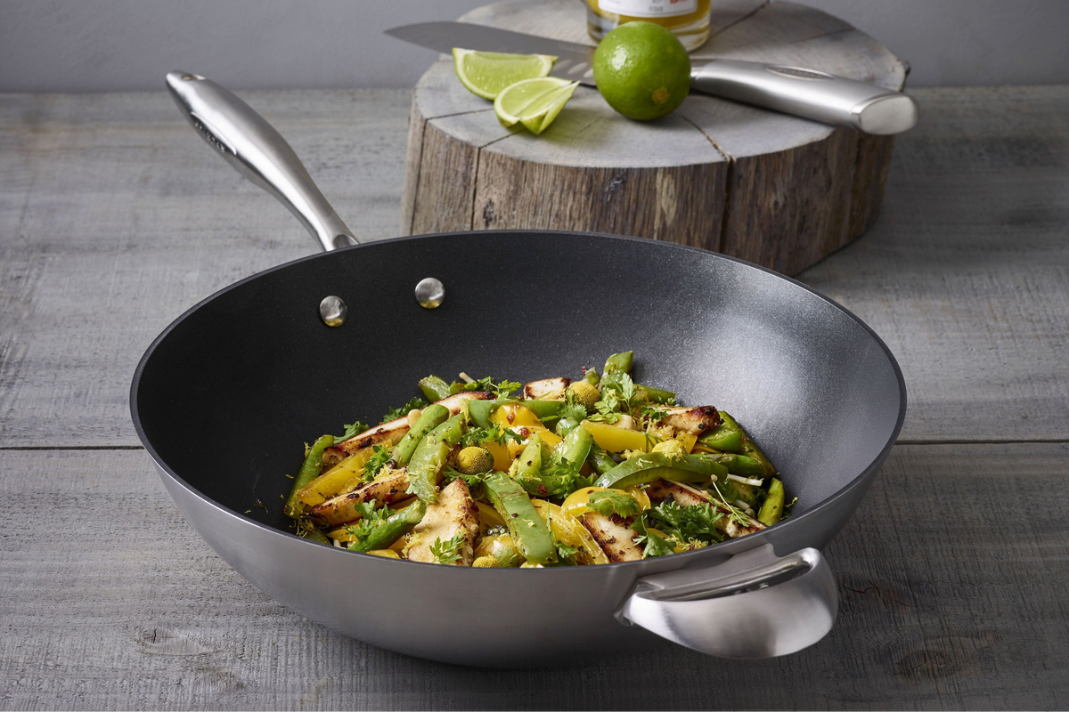 Mad tilberedt i en SCANPAN CTX-wok