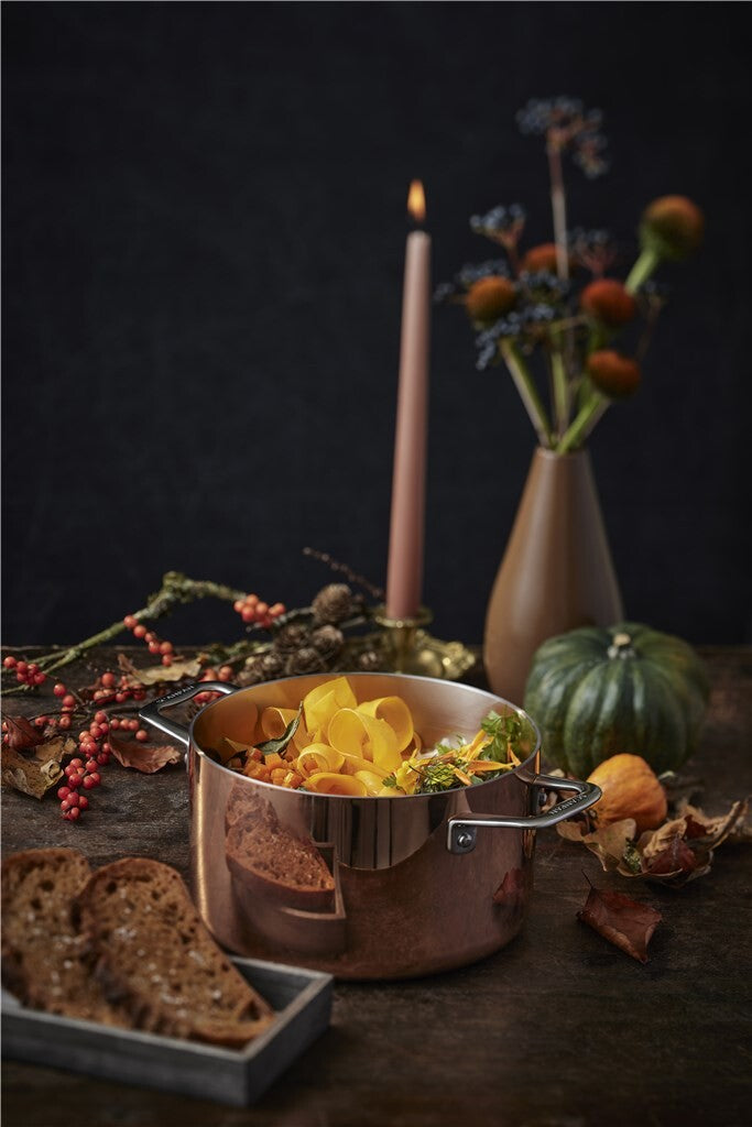 SCANPAN Maitre D' Induktions-Kupfertopf mit Herbstgericht vor dunklem Hintergrund