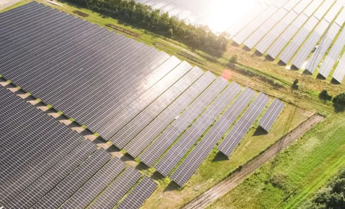 Solcellepark ved SCANPANs produktion i Ryomgård
