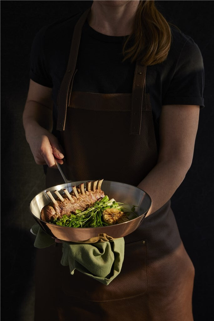 Kok serverer mad fra en SCANPAN Maitre D' kobberstegepande