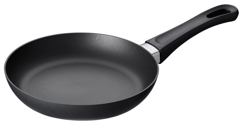 SCANPAN Classic stegepande 20 cm set skråt forfra