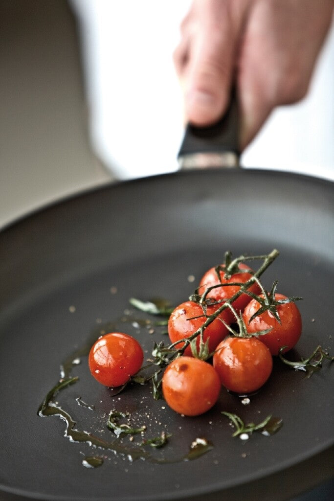 Tomater stekes i en SCANPAN Classic stekepanne