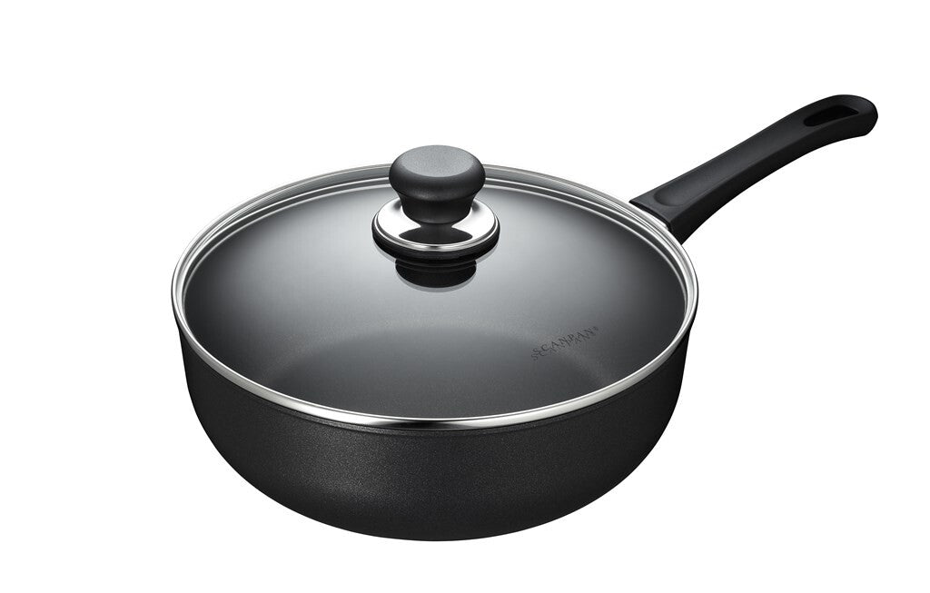 SCANPAN Classic sauteuse 26 cm med glaslåg set skråt forfra
