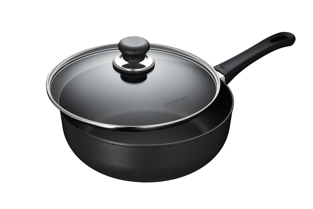 SCANPAN Classic sauteuse 26 cm med glaslåg set skråt forfra