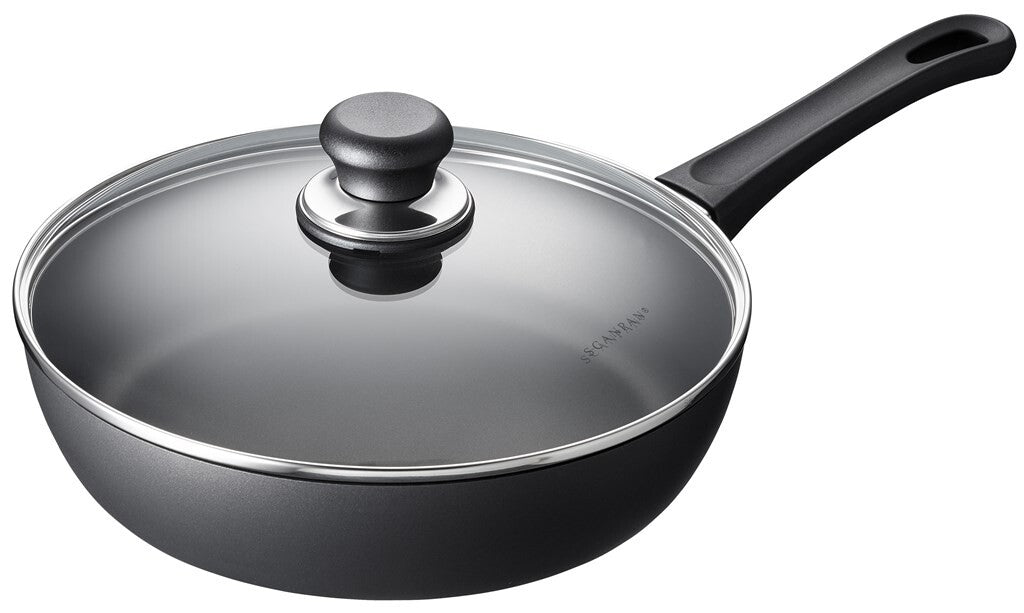 SCANPAN Classic sauterpande 26 cm med glaslåg set skråt forfra