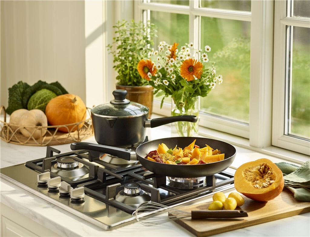 SCANPAN Classic Induction gryder og pander opstillet med grøntsager