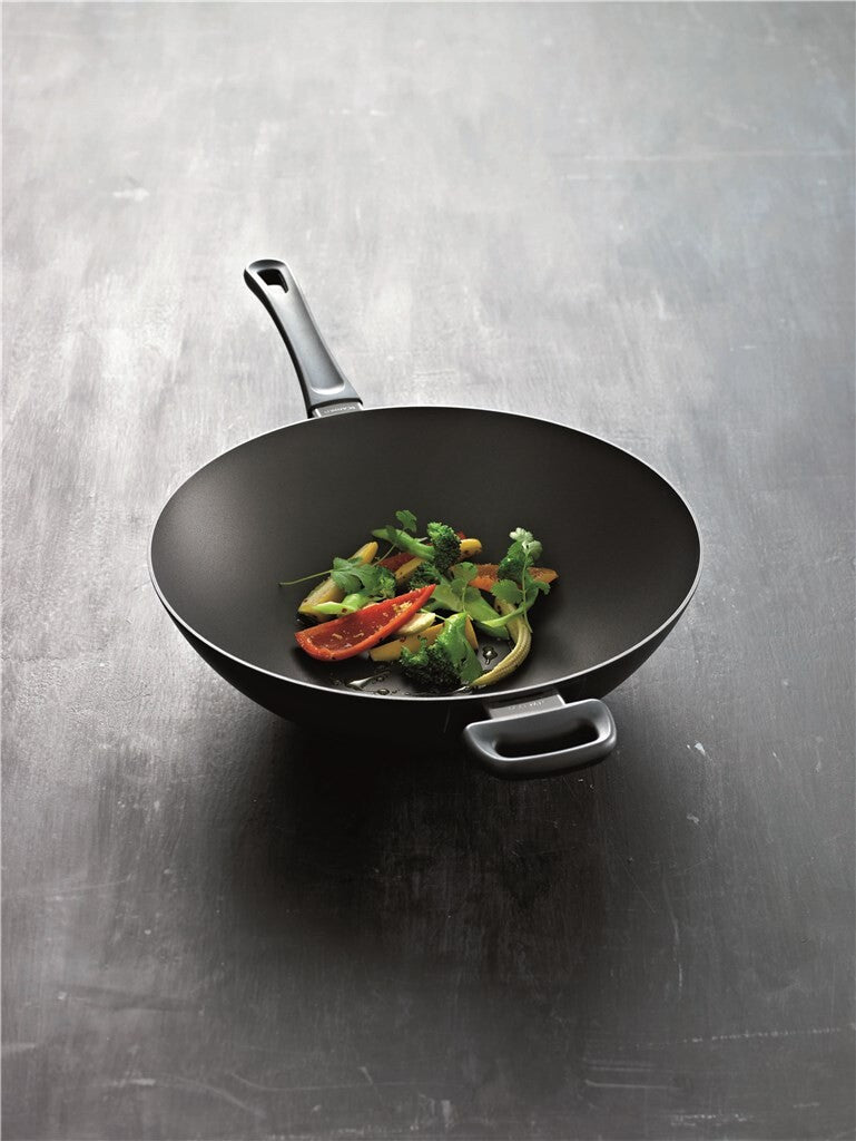 Classic wok 32 cm in jubileumeditie in een moderne keuken