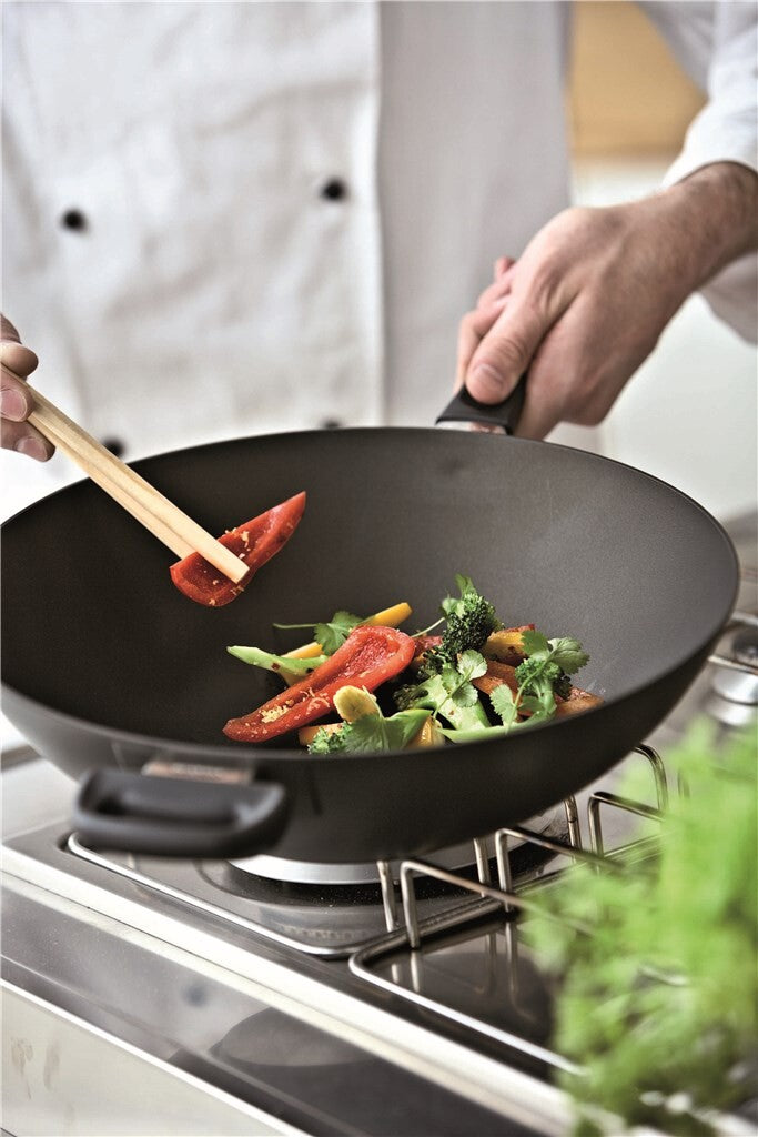 Groenten worden bereid in de Classic wok 32 cm in jubileumeditie