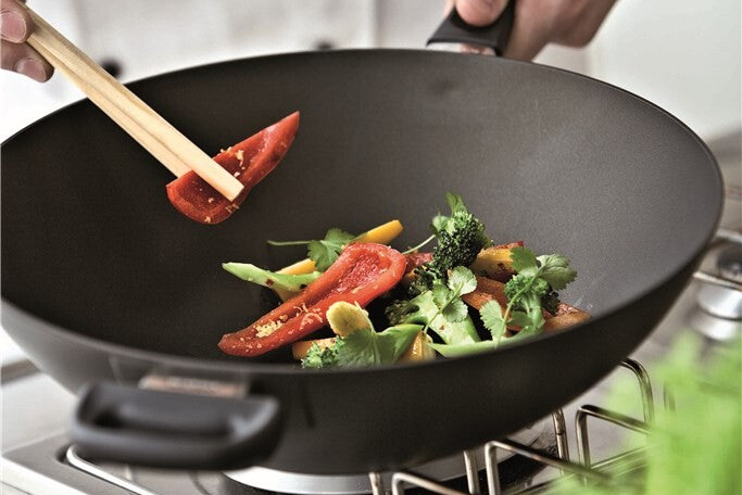 Mad tilberedt i SCANPAN-wokpander