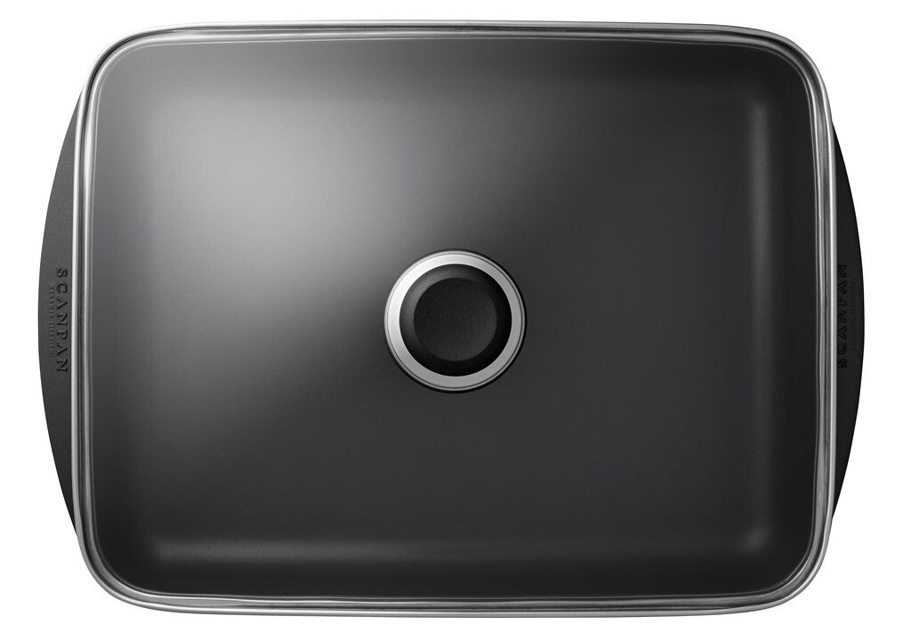 SCANPAN Classic roasting pan with 35 x 26 cm glass lid viewed from above