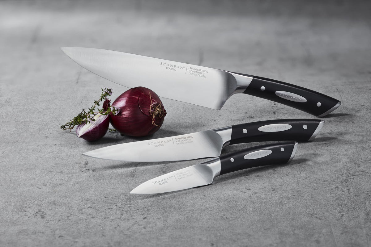 Tre SCANPAN Classic-knive på et skærebræt