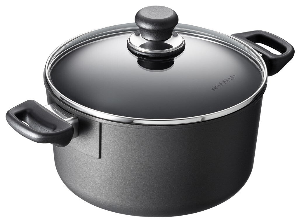 SCANPAN Classic gryte 24 cm med glasslokk sett på skrå