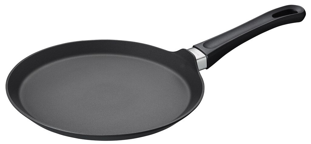 SCANPAN Classic pandekagepande 25 cm set skråt forfra