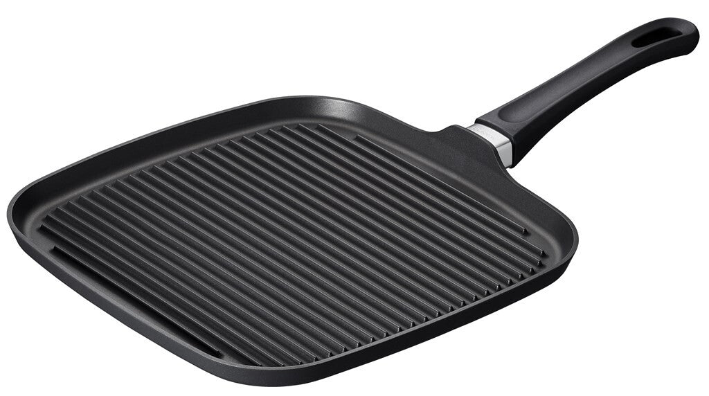 SCANPAN Classic helsepande med grill 28 x 28 cm set skråt forfra