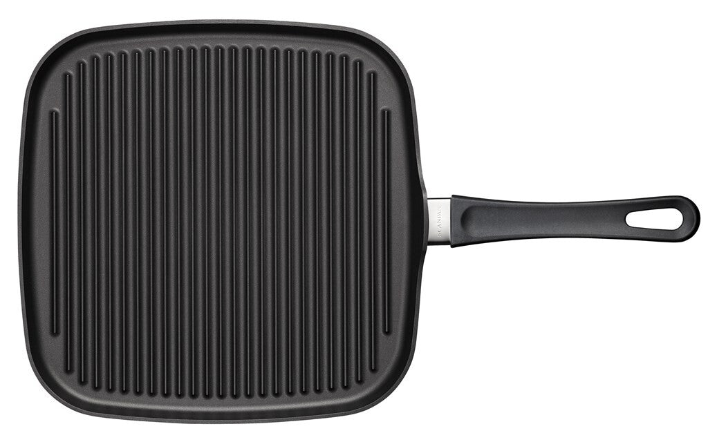 SCANPAN Classic 28 x 28 cm high-sided grill pan viewed from above