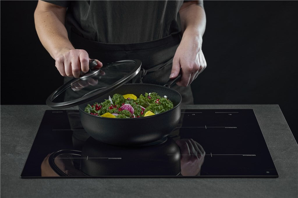 Pro SB+ Sauteuse 26 cm – mit Gemüse bei der Zubereitung
