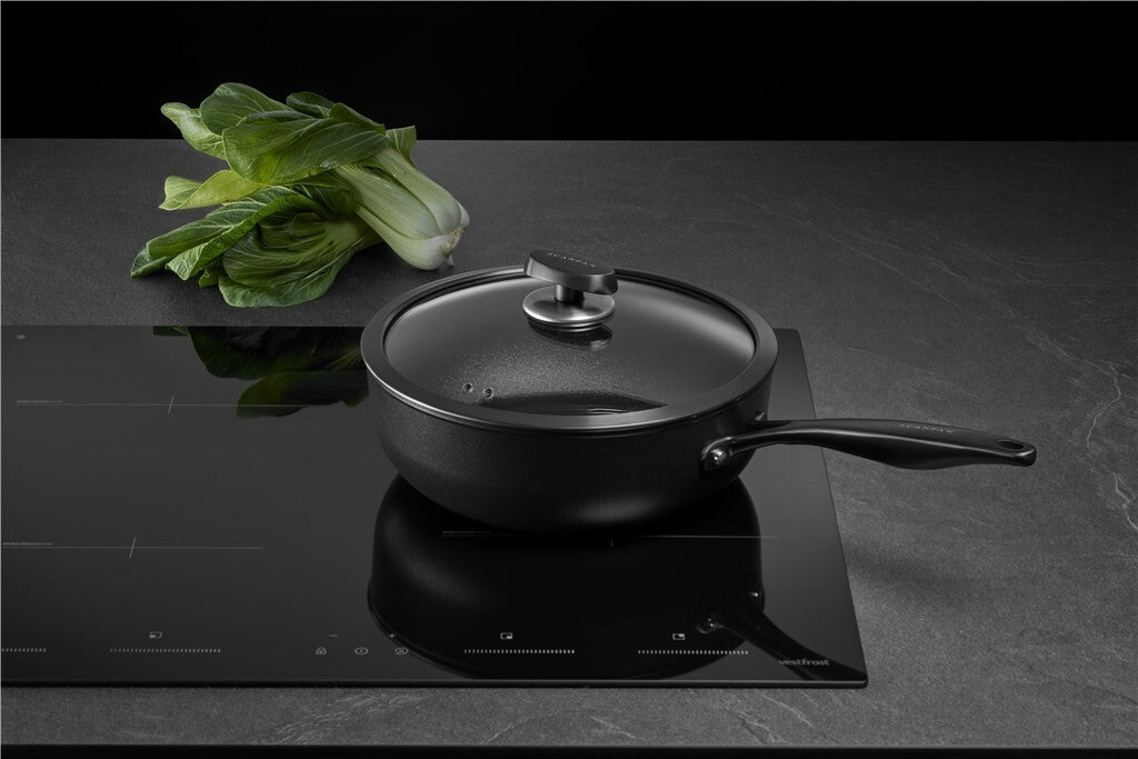 Pro SB+ Sauteuse 26 cm – in dunkler Küchenumgebung