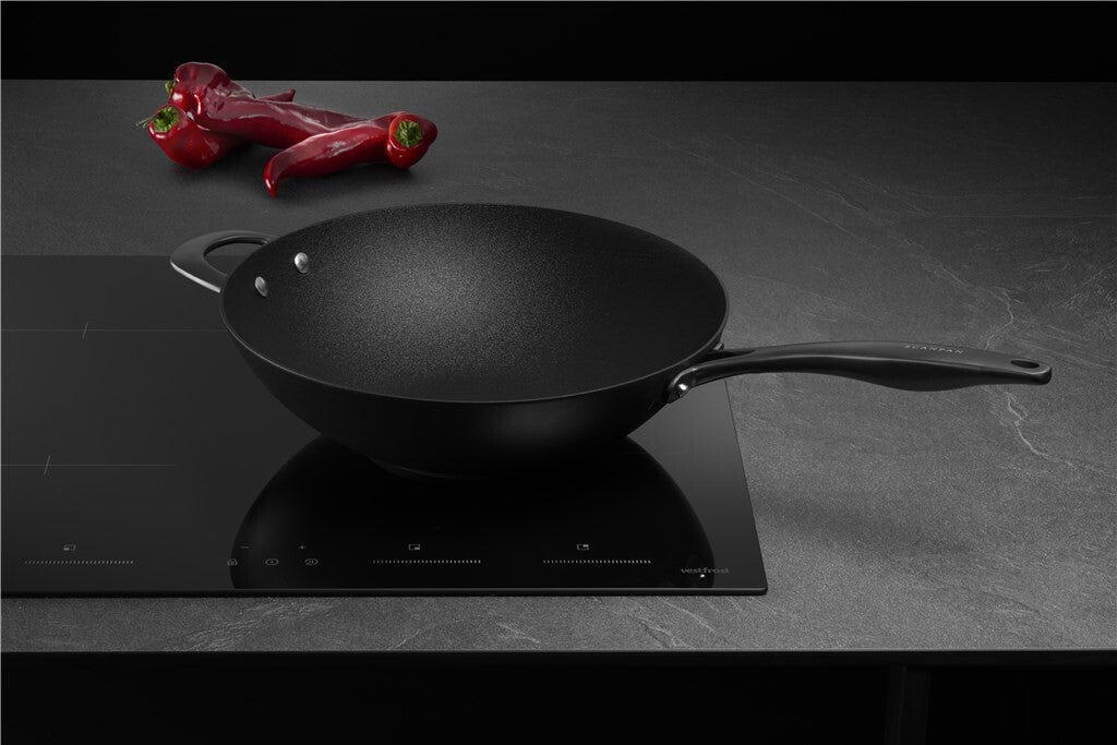Pro SB+ wok 32 cm – i mørkt køkkenmiljø