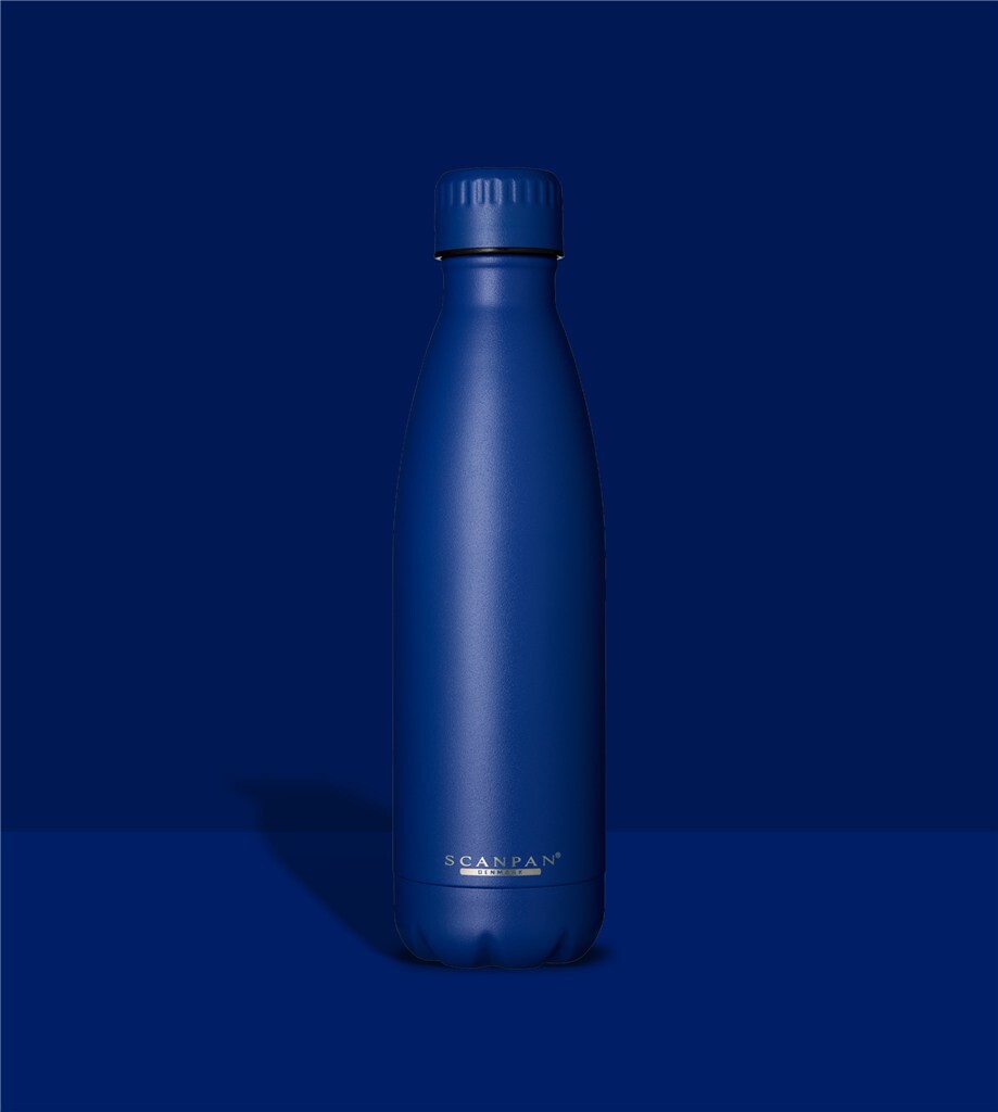 TO GO termoflaske 500 ml i farven Classic blue på matchende farvebaggrund