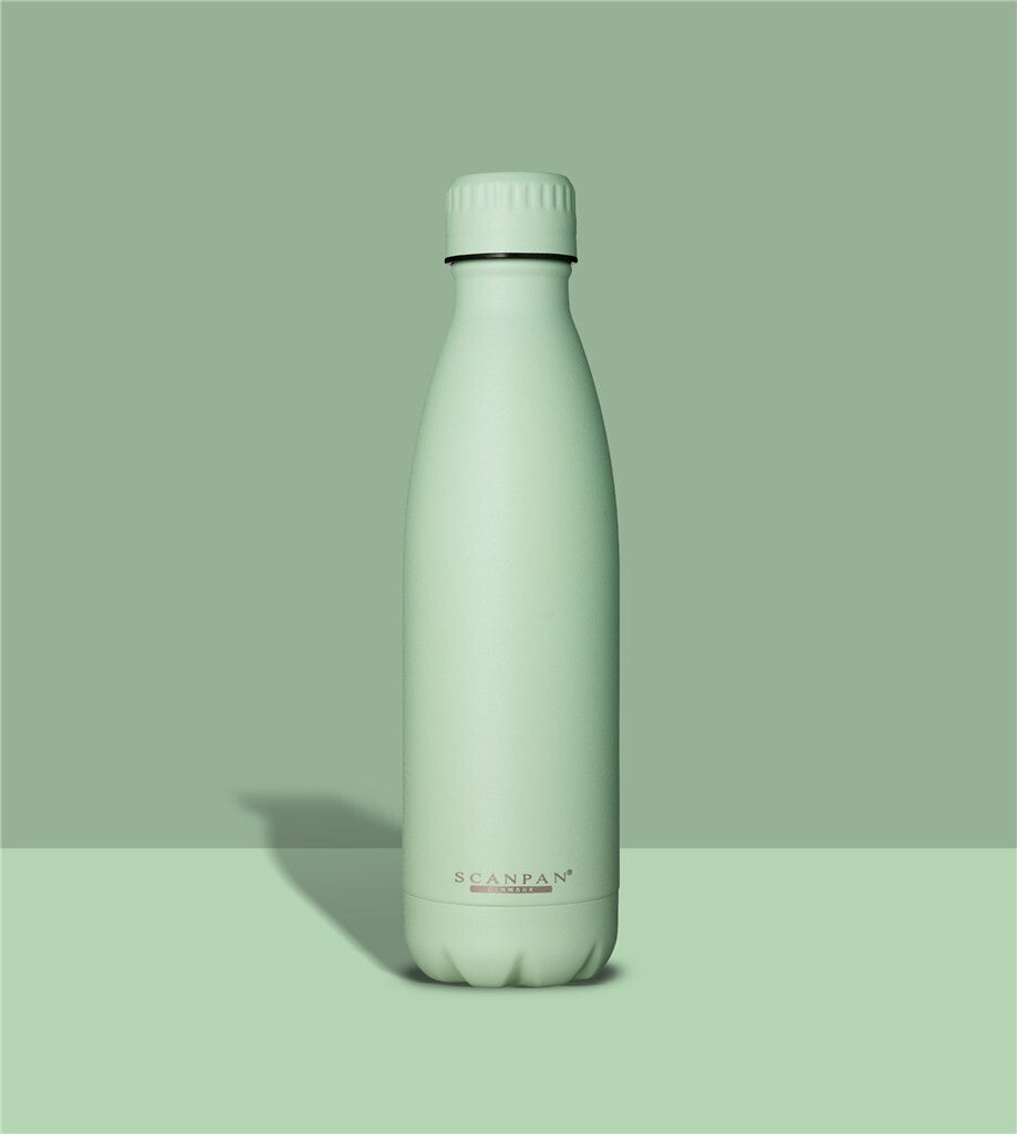 TO GO termoflaske 500 ml i farven Green tea på matchende farvebaggrund