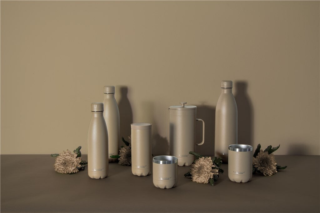 TO GO insulated bottle 750 ml in Tannin shown in use