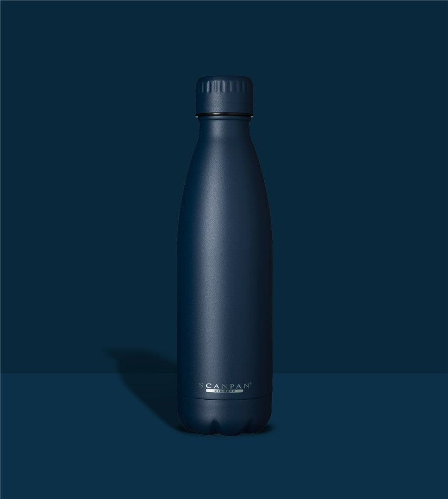 TO GO termoflaske 500 ml i farven Oxford blue på matchende farvebaggrund