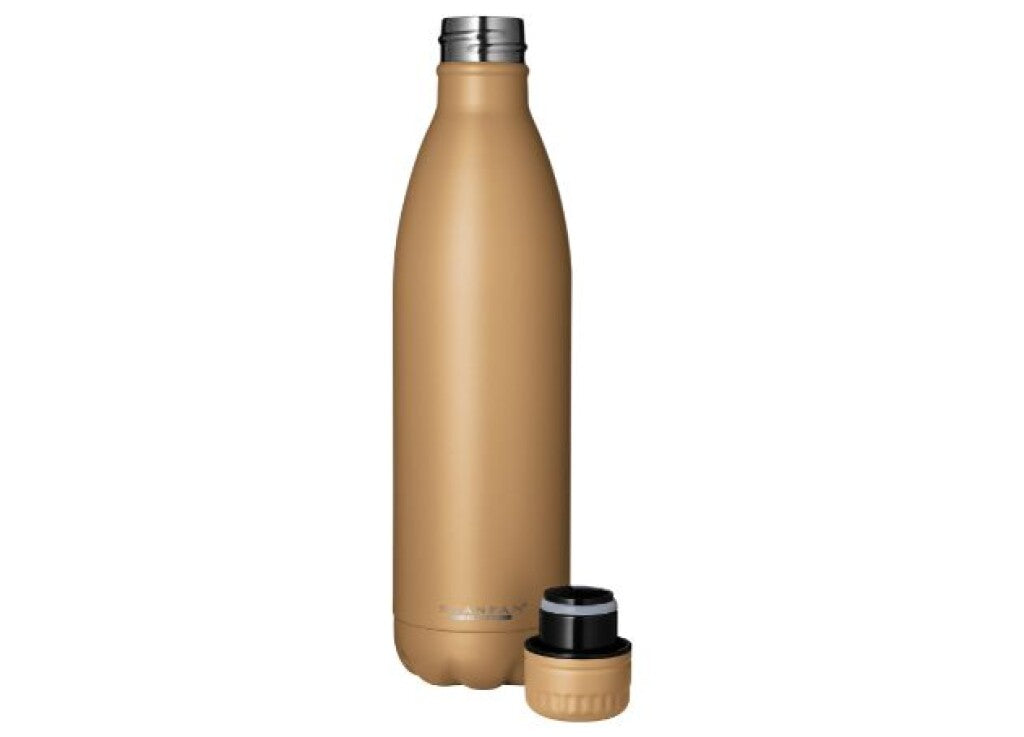 TO GO insulated bottle 750 ml in Tannin shown in use