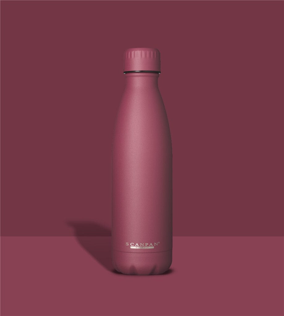 TO GO termoflaske 500 ml i farven Persian Red på matchende farvebaggrund