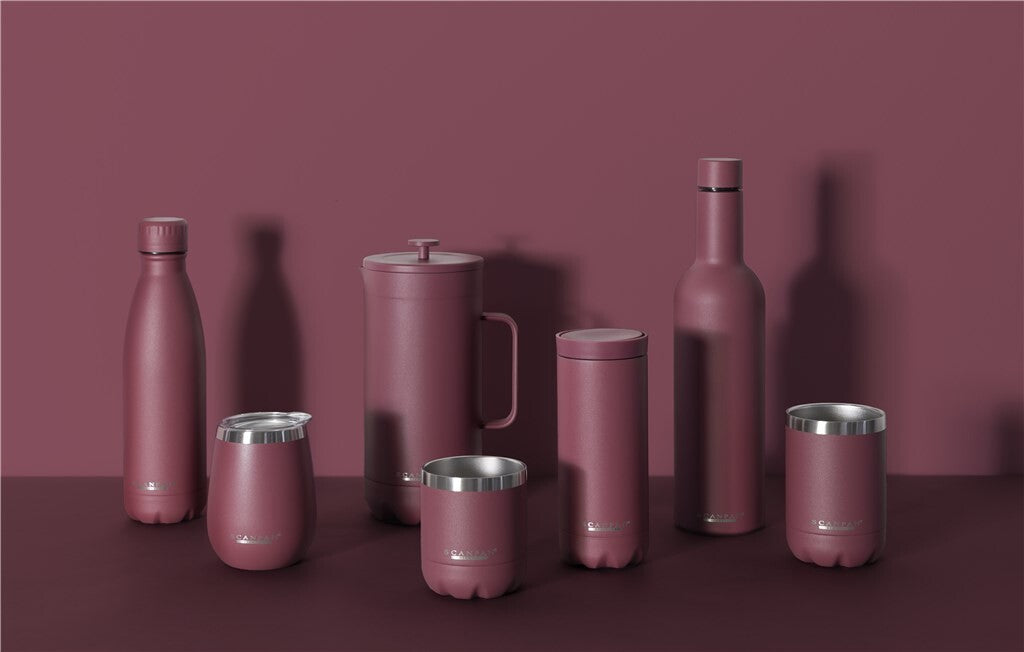TO GO termoflaske 500 ml i farven Persian Red vist i brug