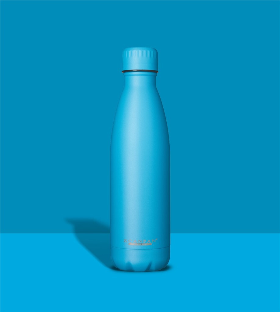 TO GO termoflaske 500 ml i farven Aquarius på matchende farvebaggrund