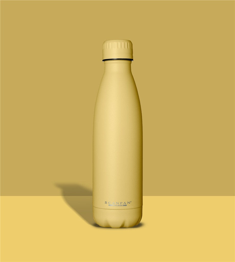 TO GO termoflaske 500 ml i farven Sunshine på matchende farvebaggrund