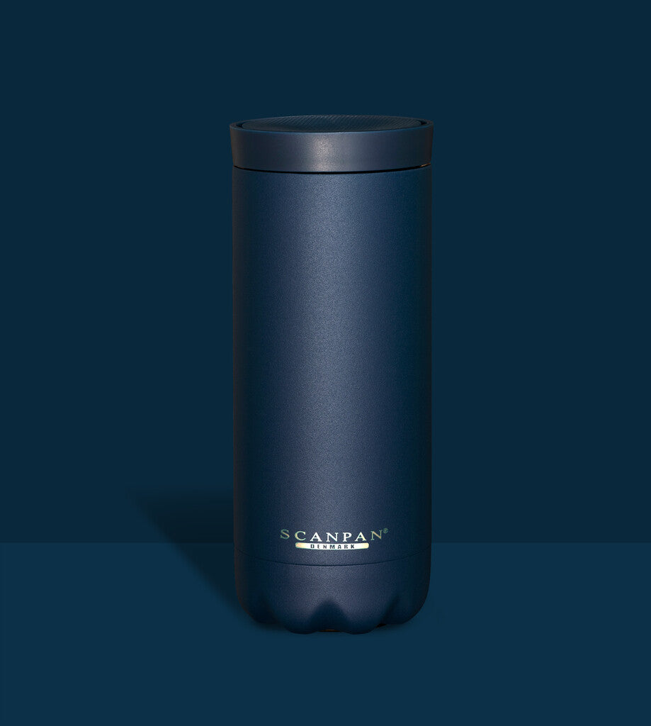 TO GO termokrus 287 ml i fargen Oxford blue mot matchende bakgrunn